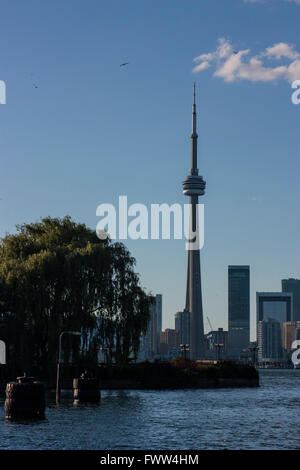 La Tour CN de Toronto comme vu de l'île Centre Banque D'Images