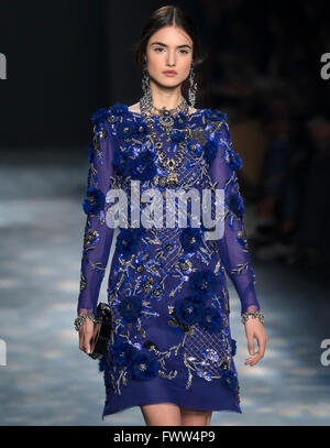 La ville de New York, USA - 17 Février 2016 : Blanca Padilla, marche le piste à Marchesa show NYFW F/W 2016 Banque D'Images