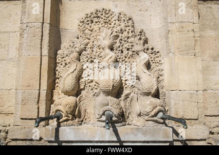Fontaine des robinets d'eau,à l'hôtel de ville à main square,Hôtel de Ville Narbonne Languedoc-Roussillon,Narbonne,Aude,sud de la France. Banque D'Images