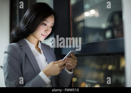 Businesswoman using smart phone Banque D'Images