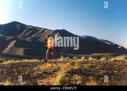 Fit young male athlete Trail Runner dans la Sierra Nevada, en Californie, foothills Banque D'Images