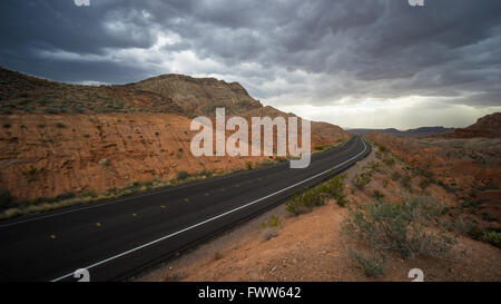 Longue section de l'autoroute près de black lake meade dans le sud du Nevada. Banque D'Images