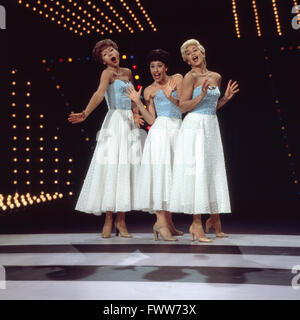 Schlagersängerin Norwegische Wencke Myhre (rechts) singt einem Damentrio Andrews-Sisters im Stil der, Deutschland 1970 er Jahre. Wencke Myhre chanteur Schlager norvégienne (à droite) au chant dans un trio féminin dans Andrews-Sisters style, l'Allemagne des années 1970. Banque D'Images