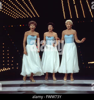Schlagersängerin Norwegische Wencke Myhre (rechts) singt einem Damentrio Andrews-Sisters im Stil der, Deutschland 1970 er Jahre. Wencke Myhre chanteur Schlager norvégienne (à droite) au chant dans un trio féminin dans Andrews-Sisters style, l'Allemagne des années 1970. Banque D'Images