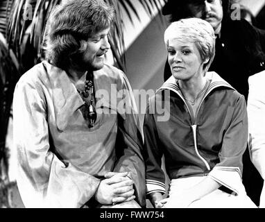 Fernsehansagerin Vanhaiden Moderatorin Hanni und mit Sänger Peter Petrell, Deutschland 1970 er Jahre. Présentateur de télévision allemande Hanni Vanhaiden avec singer Peter Petrell, l'Allemagne des années 1970. Banque D'Images