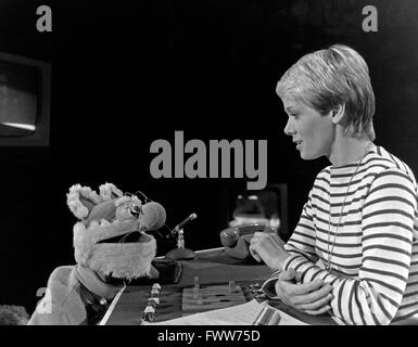 Fernsehansagerin Vanhaiden Moderatorin Hanni und mit Meikel Katzengreis dans 'Emm wie Meikel', Deutschland 1970 er Jahre. Présentateur de télévision allemande Hanni Vanhaiden Katzengreis avec puppet cat Meikel, l'Allemagne des années 1970. Banque D'Images