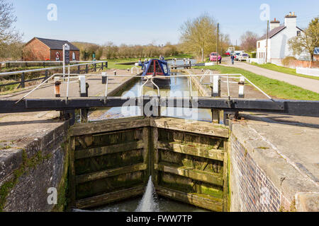 Pas de verrous sur le halage 9 Grand Union Canal, le Northamptonshire. Banque D'Images