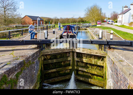 Pas de verrous sur le halage 9 Grand Union Canal, le Northamptonshire. Banque D'Images