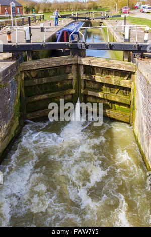 Pas de verrous sur le halage 9 Grand Union Canal, le Northamptonshire. Banque D'Images