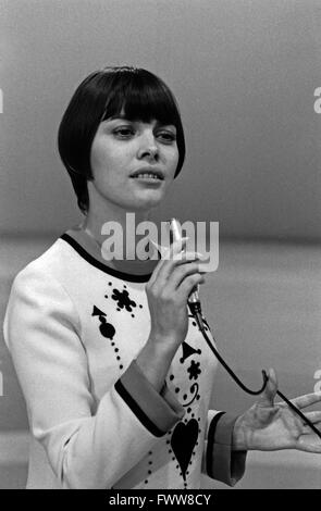 Französische Sängerin Mireille Mathieu, Deutschland 1960 er Jahre. La chanteuse française Mireille Mathieu, l'Allemagne des années 1960. Banque D'Images