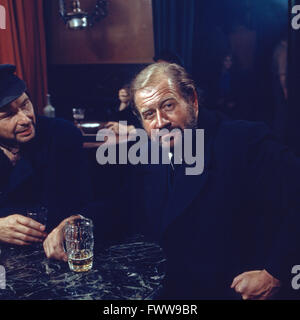 Deutscher Showmaster und Entertainer Hans Joachim Kulenkampff in einer Hafenkneipe, Deutschland 1970 er Jahre. L'artiste allemand Hans Joachim Kulenkampff marin dans un pub, l'Allemagne des années 1970. Banque D'Images