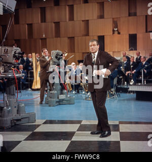 Deutscher Showmaster und Entertainer Hans Joachim Kulenkampff senneur en Show 'einer wird gewinnen', Deutschland 1960 er Jahre. Banque D'Images