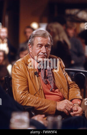 Deutscher Showmaster und Entertainer Hans Joachim Kulenkampff als Gast in Deutschland, émission des années 1970 er Jahre. L'artiste allemand Hans Joachim Kulenkampff visite d'un talk show, l'Allemagne des années 1970. Banque D'Images