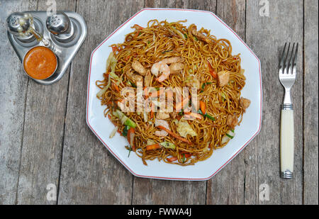 Plat de nouilles frites sur la table rustique Banque D'Images