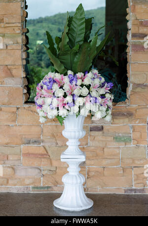 Bouquet de fleurs dans un grand vase décoratif Banque D'Images