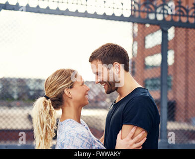 Happy Smiling Couple In Love, City Scape en arrière-plan Banque D'Images