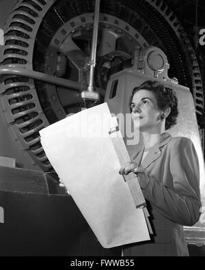 Le NACA Langley Memorial Laboratoire aéronautique ingénieur électrique Kitty O'Brien Joyner en face d'une soufflerie 7 Avril, 1952 à Langley, en Virginie. Joyner a été la première femme ingénieur embauché au Langley Research Center de la gestion des tunnels de vent et une variété de postes de direction. Banque D'Images