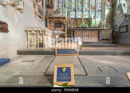 Lieu de sépulture de Shakespeare, vue sur le lieu de sépulture de William Shakespeare dans l'église Sainte-Trinité, Stratford Upon Avon, Warwickshire, Angleterre, Royaume-Uni Banque D'Images