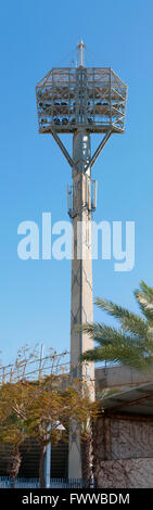 Les lumières du stade sur un terrain de sport et ciel bleu Banque D'Images