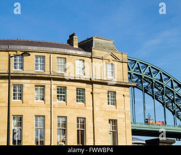 Vue depuis le quai d'open top bus de tourisme on Tyne Bridge. Newcastle Upon Tyne, England, UK Banque D'Images