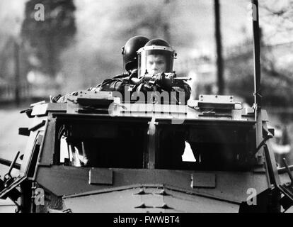 L'Irlande du Nord 1984 - Des soldats du régiment de la Reine en patrouille à Belfast dans un véhicule blindé Banque D'Images