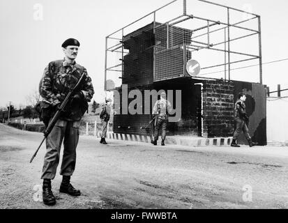 L'Irlande du Nord 1984 - Des soldats du premier bataillon du régiment de la Reine à un poste de contrôle des véhicules à Kilturk près de la frontière à Omagh Banque D'Images