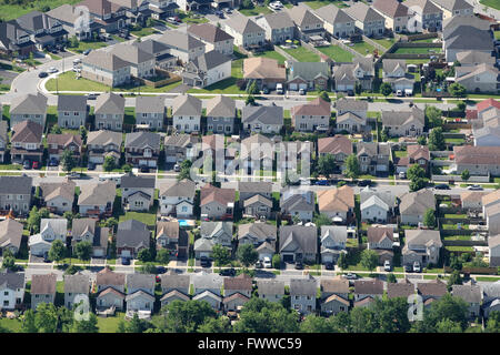 Vue aérienne d'une subdivision à Kingston (Ontario), le 28 juin 2014. Banque D'Images