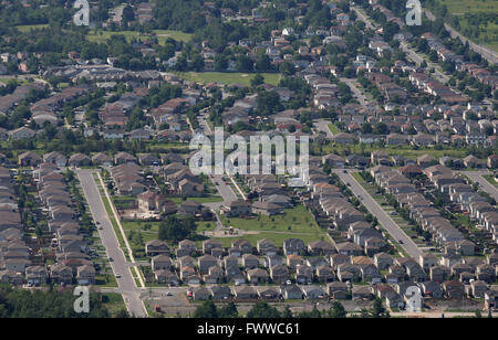 Vue aérienne d'une subdivision à Kingston (Ontario), le 28 juin 2014. Banque D'Images