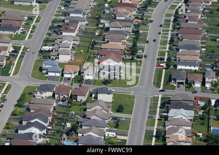 Vue aérienne d'une subdivision à Kingston (Ontario), le 28 juin 2014. Banque D'Images