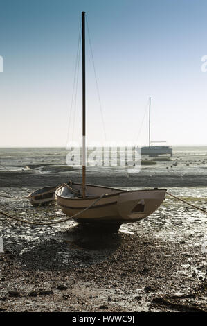 Bateau dans la vase à marée basse, Leigh on Sea, Essex au coucher du soleil Banque D'Images