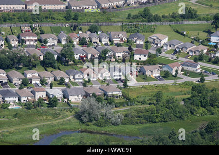 Vue aérienne d'une subdivision à Kingston (Ontario), le 28 juin 2014. Banque D'Images