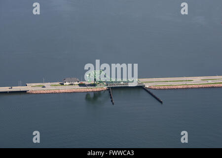 Vue aérienne du pont-jetée Lasalle à Kingston (Ontario), le 28 juin 2014. Banque D'Images