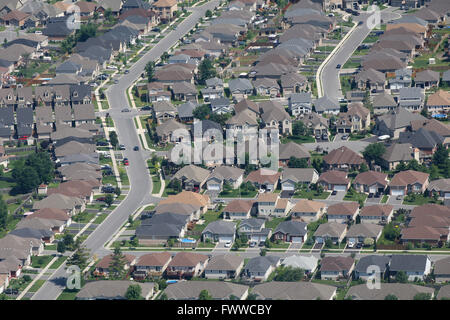 Vue aérienne d'une subdivision à Kingston (Ontario), le 28 juin 2014. Banque D'Images