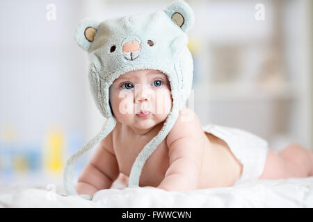 Portrait of a cute 5 mois bébé couché sur une couverture Banque D'Images