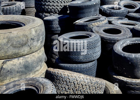 L'industrie automobile et des pneus commerciaux utilisés pour recyclage usé endommagé l'élimination de l'industrie de la gestion des déchets Banque D'Images