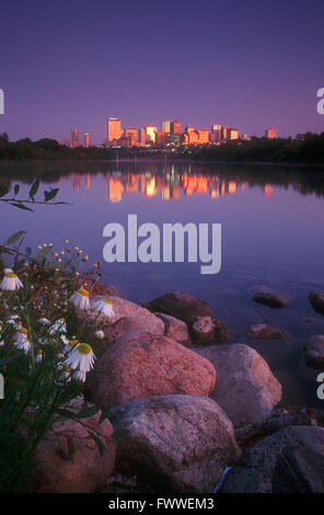 Voir la Ville d'Edmonton et de la rivière Saskatchewan Nord au lever du soleil, Edmonton, Alberta, Canada Banque D'Images