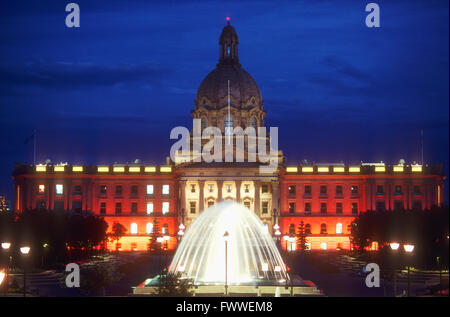 Bâtiment de l'Assemblée législative de l'Alberta et des fontaines de nuit, Edmonton, Alberta, Canada Banque D'Images