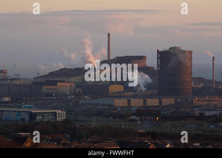 Tata Steel works, Port Talbot, Pays de Galles, Royaume-Uni. Setts Sun sur Tata Steel works, Port Talbot. Banque D'Images