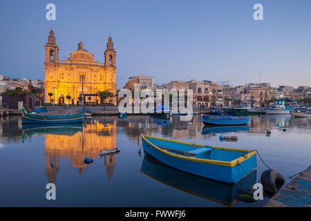 L'aube à Msida Yacht Marina, à Malte. L'église paroissiale de Msida. Banque D'Images