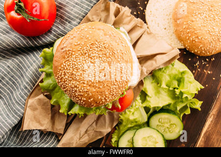 Fast-food home made burgers sur fond rustique Banque D'Images