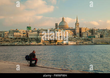 Coucher du soleil à Valletta, Malte. Recherche à travers le port de Marsamxett de Sliema. Banque D'Images