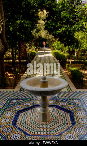 Un chemin à travers l'un des jardins dans le Palais de la Bahia à Marrakech, Maroc, Afrique du Nord Banque D'Images