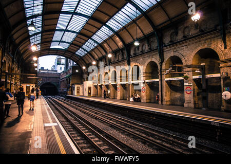 Londres, Royaume-Uni - 19 juin 2013 : Notting Hill Gate est une station du métro de Londres dans la rue connue sous le nom de Notting Hill Gate. Sur le C Banque D'Images