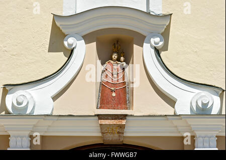 Statue de la Vierge Marie sur le portail de l'église de l'Annonciation, monastère de Reutberg, Isarwinkel, Sachsenkam Banque D'Images