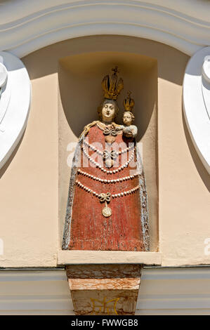 Statue de la Vierge Marie sur le portail de l'église de l'Annonciation, monastère de Reutberg, Isarwinkel, Sachsenkam Banque D'Images