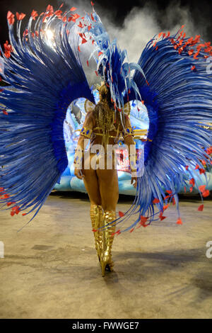 Danseuse de Samba derrière, défilé de l'école de samba Uniao da Ilha do Governador, carnaval 2016 dans le Sambódromo Banque D'Images