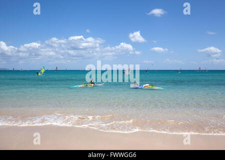 Les véliplanchistes dans les eaux turquoise de la Playa Risco del Paso plage, Playa de Jandia, Fuerteventura, Sotavento Banque D'Images