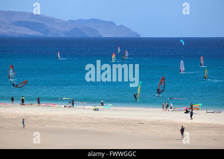 Les véliplanchistes dans les eaux turquoise de la Playa Risco del Paso plage, Playa de Jandia, Fuerteventura, Sotavento Banque D'Images