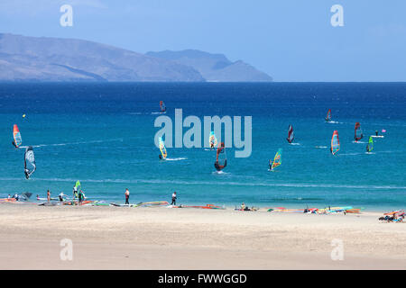 Les véliplanchistes dans les eaux turquoise de la Playa Risco del Paso plage, Playa de Jandia, Fuerteventura, Sotavento Banque D'Images