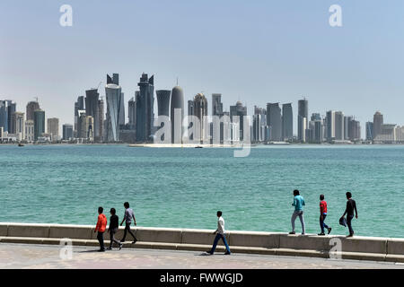 Corniche promenade et toits de gratte-ciel, Doha, Qatar Banque D'Images